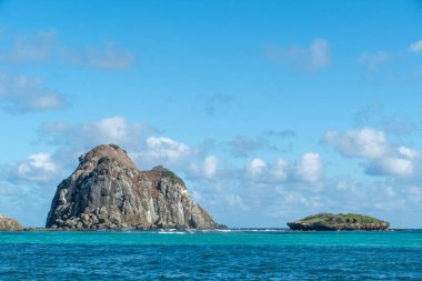 Fernando de Noronha, Brezilya. Kristal berrak turkuaz okyanusla Morro dos Dois Irmaos manzarası