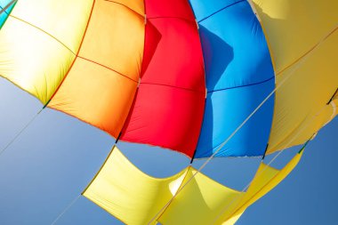 Bir paraşüt ya da rüzgar sörfü balonunun eğlenceyi sembolize eden renkli materyallerinin ayrıntıları