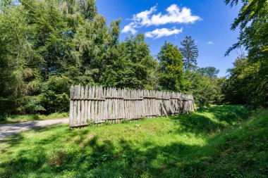Eski Roma eyaleti allemannia 'nın Roma bölgesini korumak için Bad Homburg' daki Limes 'in güvenlik duvarındaki ahşap çitler.