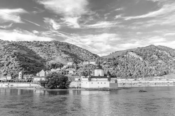 Kalenin güzel manzarası. Kaub 'daki Pfalzgrafenstein, Ren Vadisi' nde, bir unesco dünya mirası alanı.