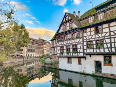 Fransa 'nın Strasbourg kanallarında yansıması olan tarihi yarı ahşap bir ev.