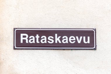 Tallinn, Estonya 'da Rataskaevu adında eski bir mavi diş minesi eski bir kasabanın duvarında