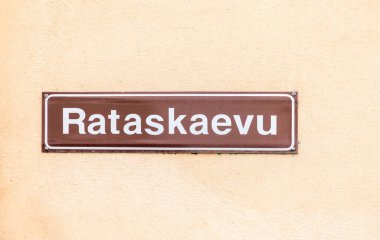Tallinn, Estonya 'da Rataskaevu adında eski bir mavi diş minesi eski bir kasabanın duvarında
