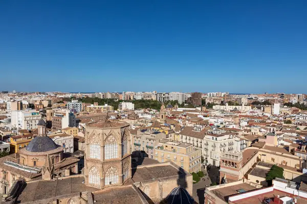 Valencia, İspanya 'nın manzaralı panoramik silueti