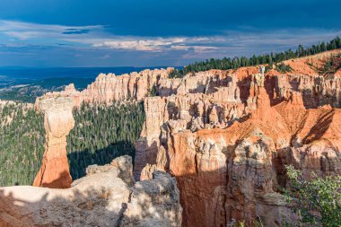 güzel manzara modunda bryce canyon amfi tiyatro, Tapınak, gibi muhteşem taş oluşumu ile öğleden sonra aydınlık rakamlar