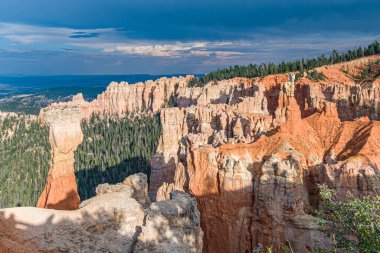 güzel manzara modunda bryce canyon amfi tiyatro, Tapınak, gibi muhteşem taş oluşumu ile öğleden sonra aydınlık rakamlar
