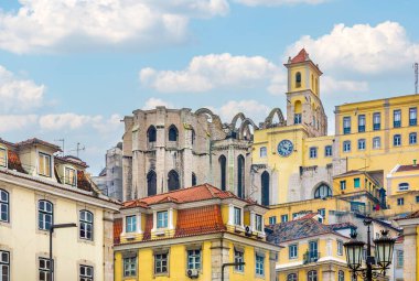 Lizbon, Portekiz 'de Igreja do Carmo harabelerinin açık çatısı.