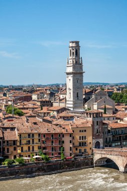 Verona manzaralı eski kubbe ve Roma köprüsü, Etsch nehri boyunca uzanan