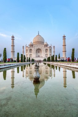 Hindistan 'ın ünlü Taj Mahal' i. Suda yansıması var.