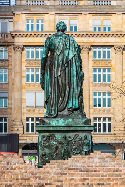 Johann Wolfgang von Goethe 'nin Goethe Meydanı' ndaki Frankfurt 'taki heykelinin arkası.