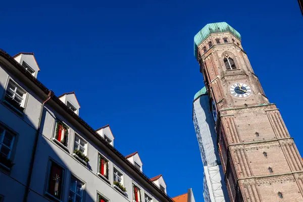 Münih 'teki Frauenkirche çan kulesi.