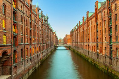 Hamburg gece Speicherstadt sudaki yansıması ile