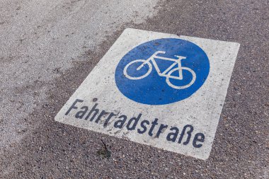 Islak levha bisiklet yolu - Alman Fahrradstrasse - ıslak sokakta boyanmış