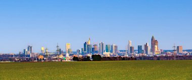 Frankfurt 'un panoraması Akşamları gökyüzünde