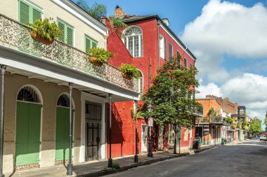 New Orleans, ABD 'deki Fransız Mahallesi' nde tarihi bir bina. 2005 Katrina Kasırgası 'nın yıkımından sonra turizm büyük bir gelir kaynağı sağladı..