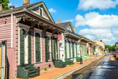 New Orleans, ABD 'deki Fransız Mahallesi' nde tarihi bir bina. 2005 Katrina Kasırgası 'nın yıkımından sonra turizm büyük bir gelir kaynağı sağladı..