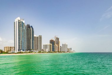 panoramik manzara gökdelen ve güzel plaj Florida, ABD Sunny Isles Sahili