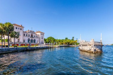Günümüzde Florida, Miami Coconut Grove mahallesinde Biscayne Körfezi 'ndeki Vizcaya Müzesi ve Bahçeleri' nde taştan kırılan su mavnası..