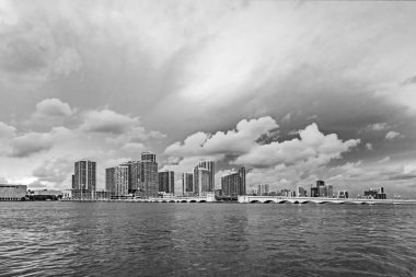 Miami şehrinin gökyüzü manzarası alacakaranlıkta muhteşem günbatımında