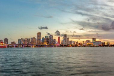 Miami City gökdelenleri ve köprüsü olan gökyüzü manzaralı bir şehir. Miami, USAgg 'ın en kalabalık 44. şehridir.