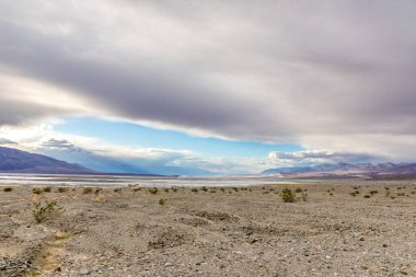 Badwater, ABD 'deki tuz gölü manzaralı Ölüm Vadisi manzaralı manzara