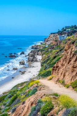 Malibu, California, ABD 'deki manzaralı boş plaj.
