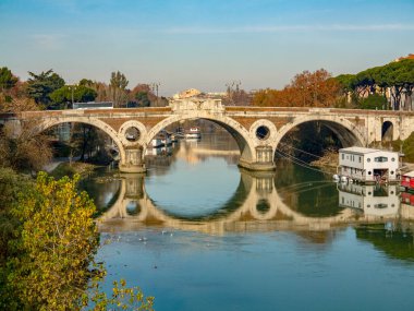 Roma, İtalya 'daki Tiber Köprüsü' ne bakın.