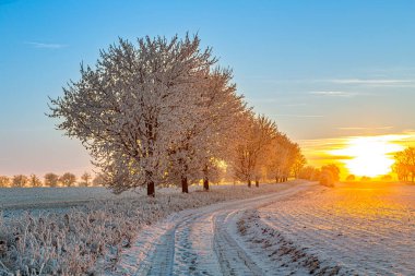 günbatımı kötü Frankenhausen, Thüringen kış peyzaj