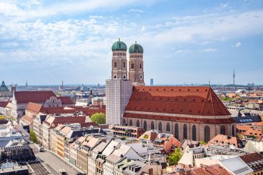 Güzel süper geniş açı güneşli hava görünümünü Münih, Bayern, Bavyera, Almanya manzarası ve şehrin ötesinde Aziz Peter Kilisesi gözlem güverteden gördüm
