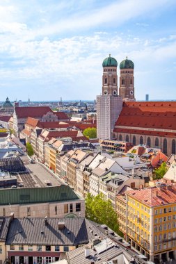 Güzel süper geniş açı güneşli hava görünümünü Münih, Bayern, Bavyera, Almanya manzarası ve şehrin ötesinde Aziz Peter Kilisesi gözlem güverteden gördüm