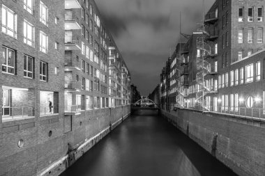 Hamburg, Almanya - 2 Şubat 2016: Hamburg, Almanya 'da Speicherstadt gece görüşü. Speicherstadt 2015 yılında Unesco dünya kültür mirası olarak kabul edildi..