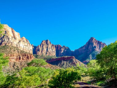 ABD 'nin Zion Ulusal Parkı' ndaki vadideki manzaralı dağlar