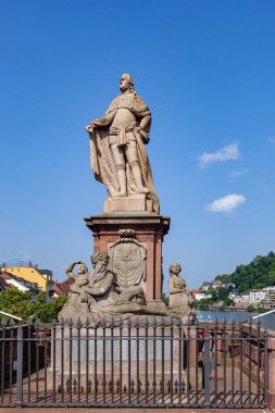 Prens Karl Theodor 'un eski köprüsündeki heykel, sanatçı Franz Conrad Linck tarafından yapıldı.