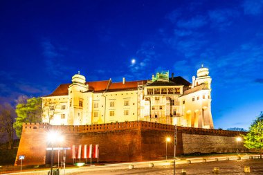 Polonya, Cracow 'da geceleri Wawel Hill' i aydınlattı.