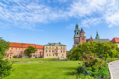 güneşli mavi gökyüzü ve beyaz bulutlar, krakow, Polonya ile Wawel Kalesi