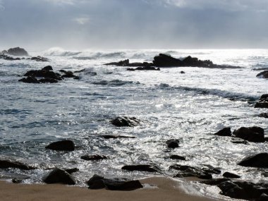 Esposende 'deki manzaralı plajda kötü hava dalgaları var.