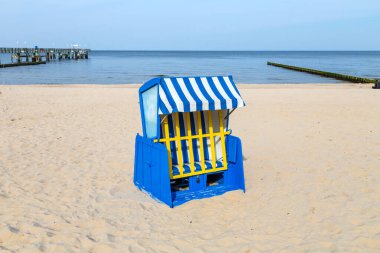 Deniz ve gökyüzü karşı boş çatılı hasır plaj sandalyesini vurdu