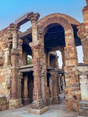 Yeni Delhi, Hindistan 'daki Kutup Minar kompleksindeki eski kemer.