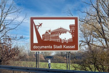 Almanya 'nın Kassel kentindeki manzaralı belgeseli işaret eden otoyoldaki kahverengi tabelalar