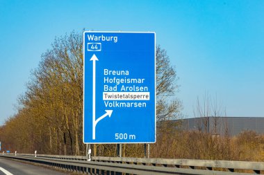 Otoyoldaki mavi işaret Wartburg, Breuna, Hofgeismar, Bad Arolsen, Twistetalsperre, Almanya 'daki Volkmarsen
