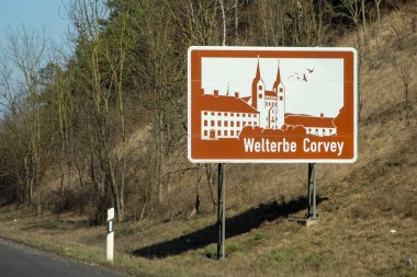 Almanya 'nın Corvey kentindeki Welterbe - unesco dünya mirası sahasını işaret eden otoyoldaki kahverengi tabelalar
