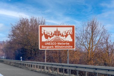 Kassel 'deki manzaralı unesco dünya mirası sahası Wilhelmshoehe' ye işaret eden otoyoldaki kahverengi tabelalar, İngiltere: Dünya mirası sitesi Wilhelms Almanya 'daki Muntain parkında işe başladı