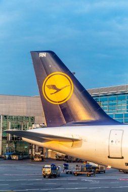 Frankfurt, Almanya - 17 Mart 2014: Logo olarak vinç olan Lufthansa uçağında kuyruk dümeni. Yılda 38 milyon yolcu ile Avrupa 'nın en önemli havaalanlarından ve Lufthansa' nın ana üssüdür..