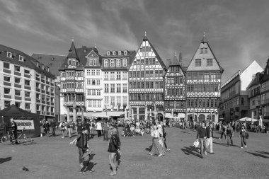 Frankfurt, Almanya - 29 Mart 2014: İnsanlar eski Frankfurt kasabasındaki eski ahşap evleriyle Roemer 'ı ziyaret etmekten keyif alıyorlar.