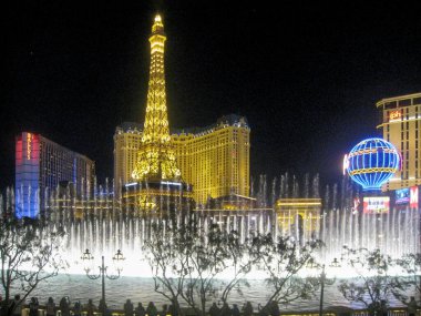 Las Vegas, ABD - 23 Mart 2014: Bellagio Su Balesi Gecesi Eyfel Kulesi arka planda.