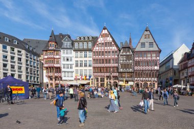 Frankfurt, Almanya - 29 Mart 2014: İnsanlar eski Frankfurt kasabasındaki eski ahşap evleriyle Roemer 'ı ziyaret etmekten keyif alıyorlar.