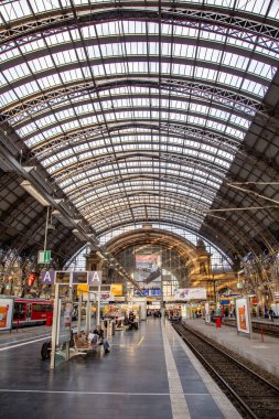 Frankfurt, Almanya - 29 Mart 2014: İnsanlar Frankfurt, Almanya 'daki tarihi Wilhelmian tren istasyonundaki trene acele ediyorlar..