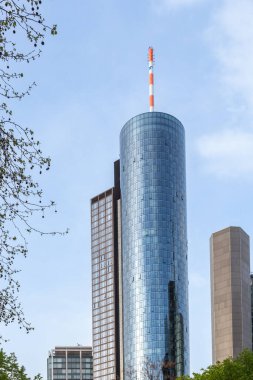 Frankfurt, Almanya - 3 Nisan 2014: Frankfurt şehir merkezindeki modern banka gökdelenine iş sembolü olarak bakın.