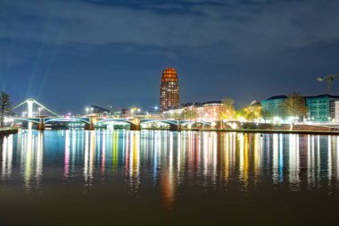 Frankfurt, Almanya - 3 Nisan 2014: Aydınlatılmış binalar ve gece ufuk çizgisi 2014. Luminale, her iki yılda bir Frankfurt 'ta geçiyor ve bir hafta sürüyor..