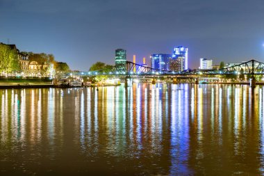 Frankfurt, Almanya - 3 Nisan 2014: Aydınlatılmış binalar ve gece ufuk çizgisi 2014. Luminale, her iki yılda bir Frankfurt 'ta geçiyor ve bir hafta sürüyor..